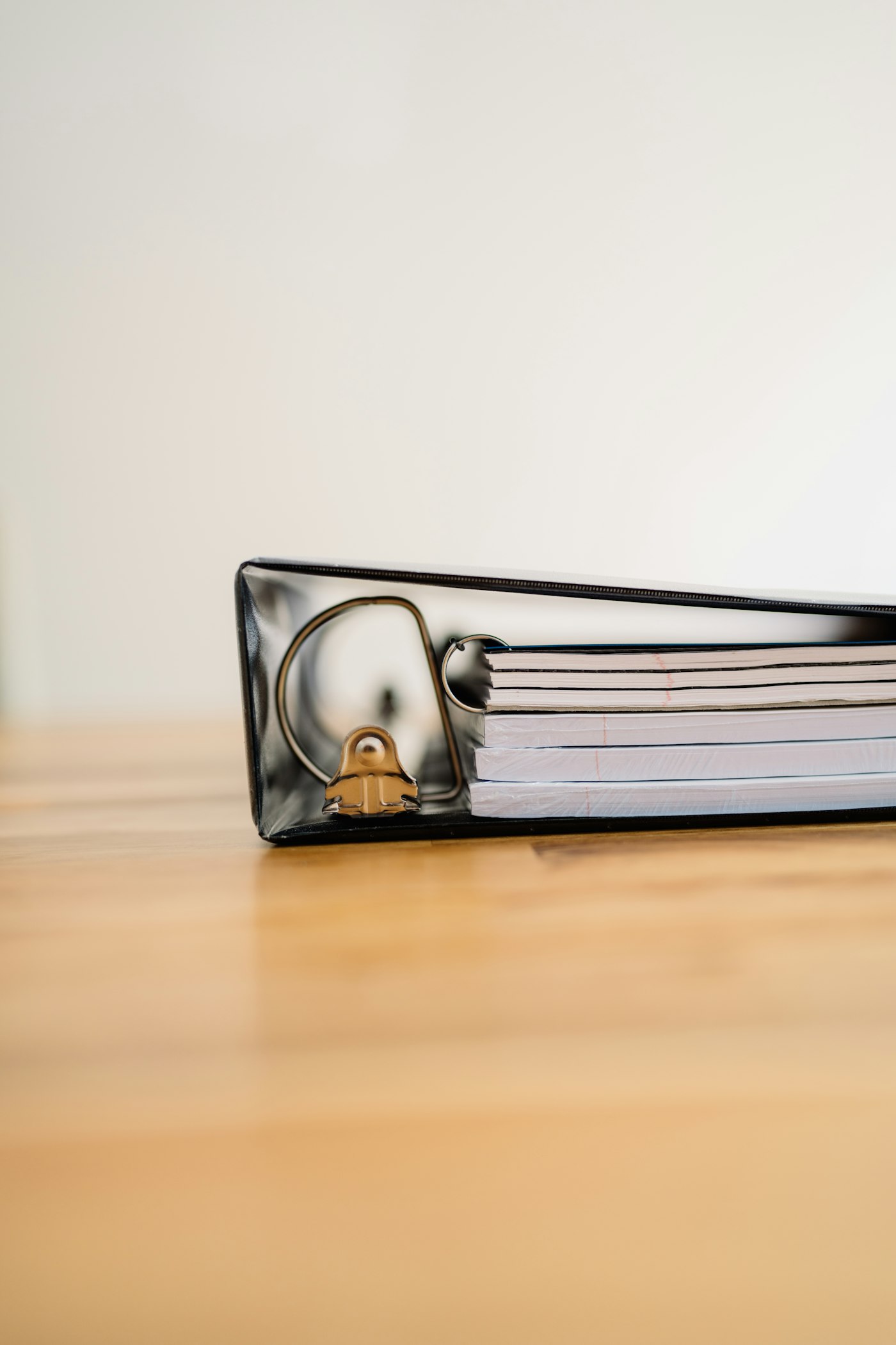 Classeur de recettes ouvert sur un plan de travail